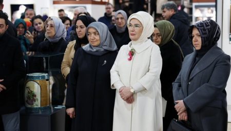 Emine Erdoğan, Çınar Uluslararası Kültür ve Sanat Derneği Karma Sergisi’nin Açılışını Gerçekleştirdi