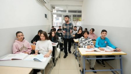 Gaziemir’de Bin 180 Öğrenciye Ücretsiz Eğitim Desteği!
