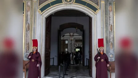 Topkapı Sarayı’nda Jandarmalar ‘Silahtar’ Kıyafetleriyle Tarihi Canlandırıyor