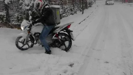 Motokuryeye Karlı Havada Gelen İlginç Soru Sosyal Medyada Tartışma Yarattı