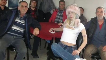 Aleyna Tilki kahvehaneye gitti, verdiği pozlarla gündem oldu!