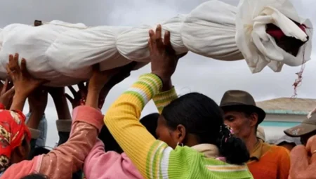 Madagaskar’da Ölüler Mezarlarından Çıkarılıp Dans Ettiriliyor: Efsanevi Bir Gelenek