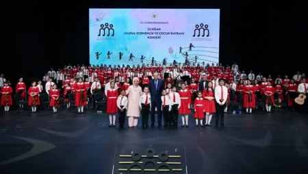 Cumhurbaşkanı Erdoğan ve Emine Erdoğan, 23 Nisan konserinde çocuklarla buluştu